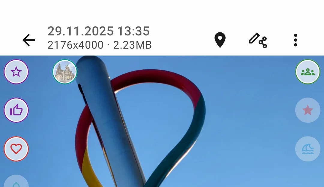 Photo preview screen with destination buttons placed directly over the image, including archive, family, and sharing rules.